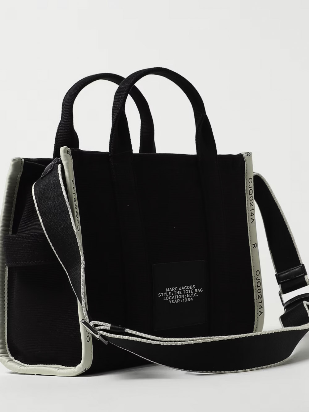 THE MEDIUM TOTE