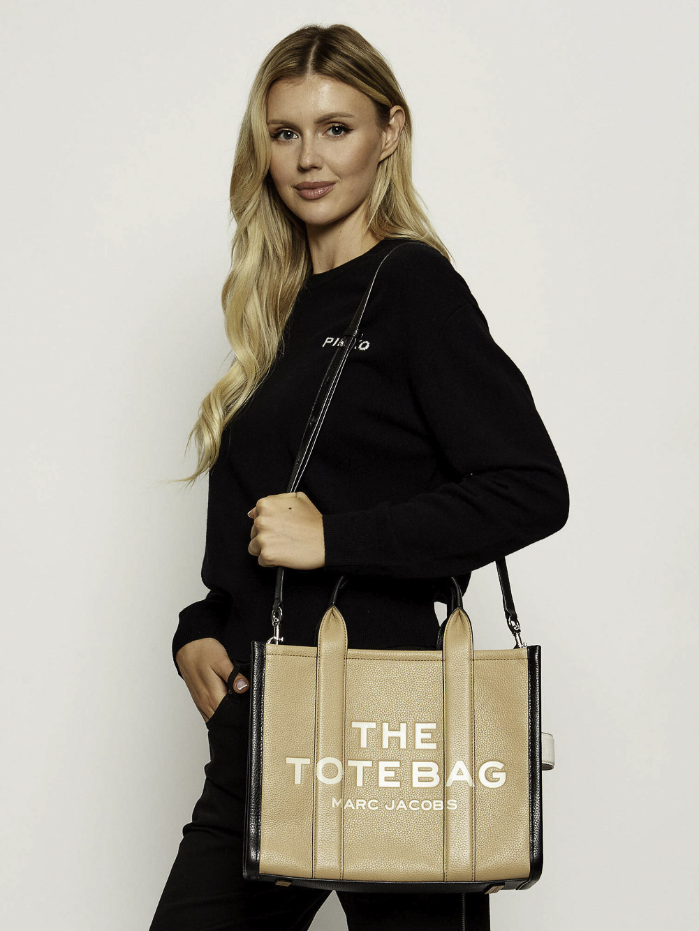 THE MEDIUM TOTE
