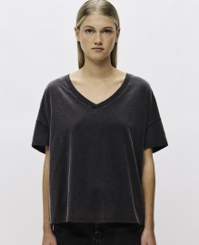 OVERSIZED V-NECK T-SHIRT